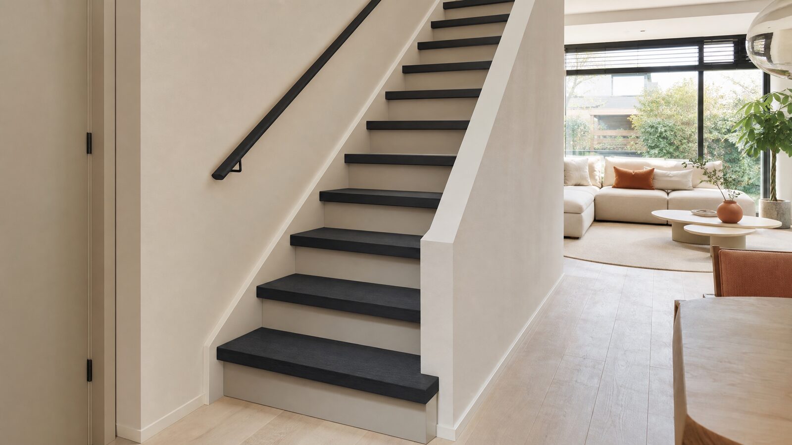 Strak gerenoveerde trap met overzettreden in een licht modern interieur, zonder mensen